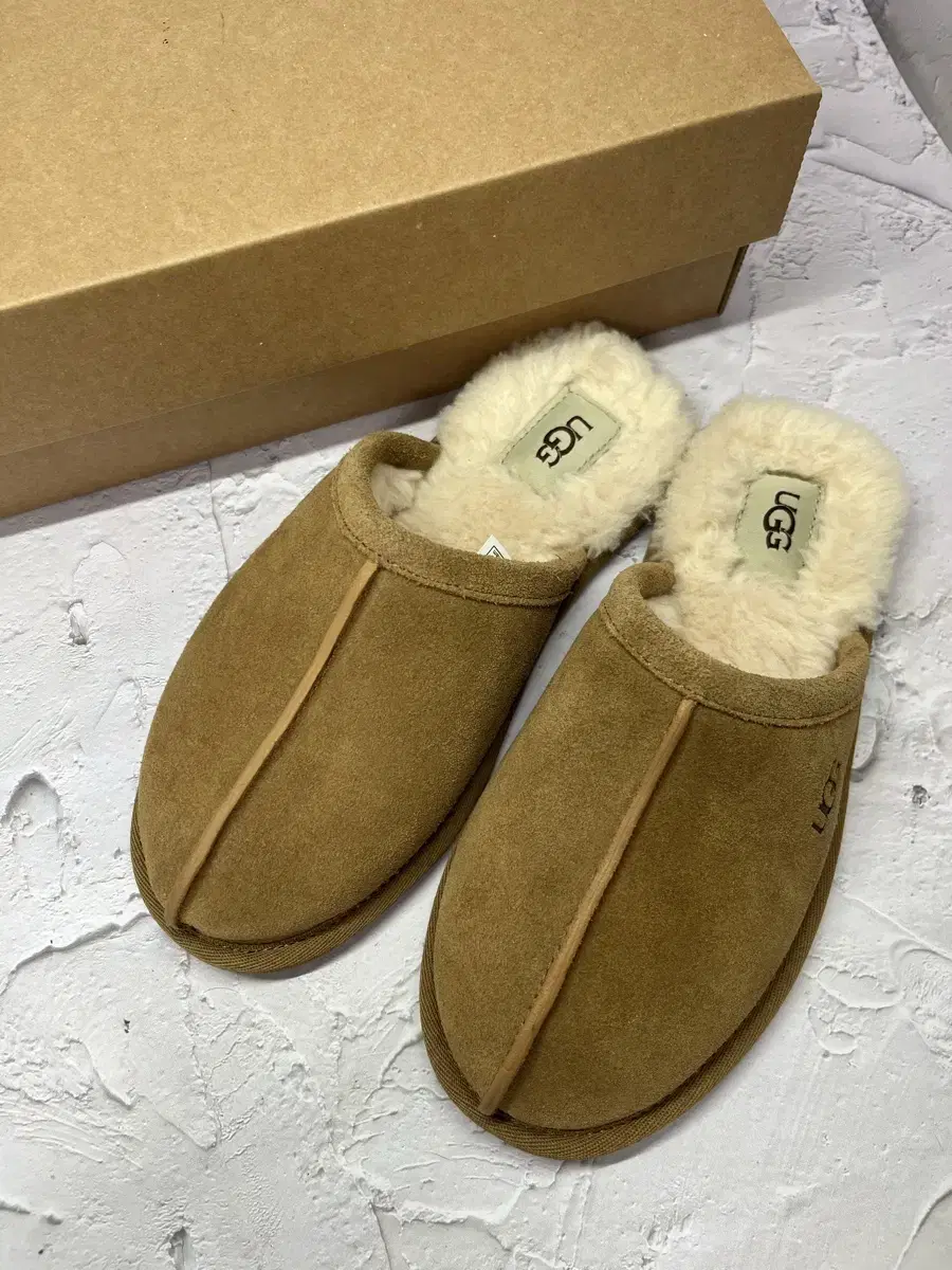 한번착용 ugg 어그 스커프 M 체스트넛 슬리퍼 220mm